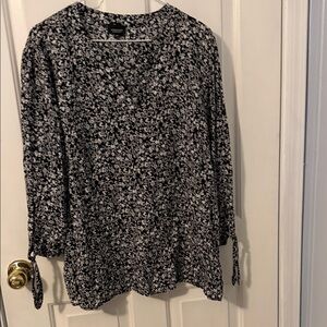 croft & barrow Black and White Floral V‑Neck Tie‑Sleeve Tunic Top